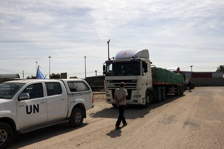 Truk pertama dari 20 truk yang membawa bantuan kemanusiaan memasuki Jalur Gaza melalui perbatasan Rafah dengan Mesir, Sabtu, 21 Oktober 2023.