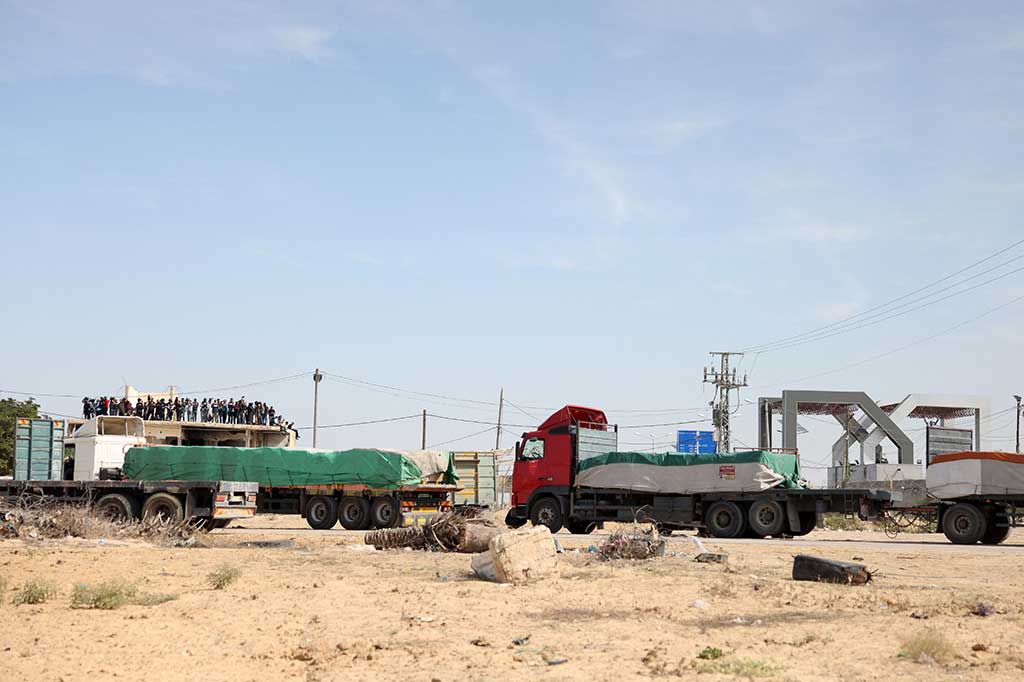 Perlintasan perbatasan ditutup kembali setelah lewatnya truk dari Bulan Sabit Merah Mesir yang bertanggung jawab mengirimkan bantuan dari berbagai badan PBB.