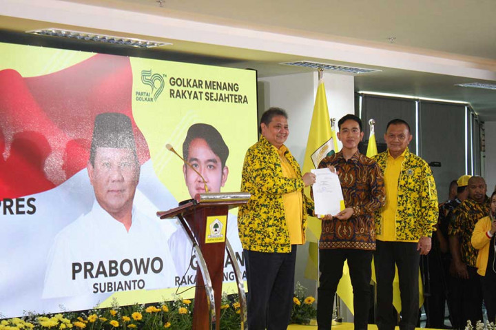 Gibran sebelumnya menerima SK bakal cawapres dari Partai Golkar yang diserahkan oleh Ketua Umum Golkar Airlangga Hartarto dalam kegiatan Rapimnas Partai Golkar.
