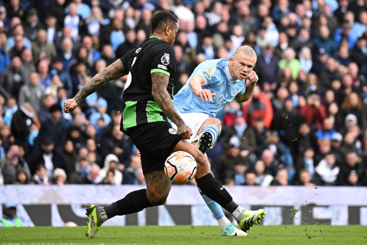 Erling Haaland mengakhiri kekeringan gol singkatnya dengan menggandakan keunggulan City 12 menit kemudian, melepaskan tembakan keras kaki kiri dari luar kotak penalti.