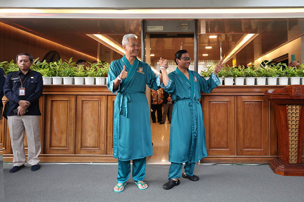 Keduanya tampak serasi, saat berjalan hanya melepas senyum dan sama kepada media yang menyapa. Usai tiba di Gedung MCU RSPAS Gatot Subroto, kedua pasangan calon langsung memasuki ruangan untuk berganti pakaian pemeriksaan berupa piyama.