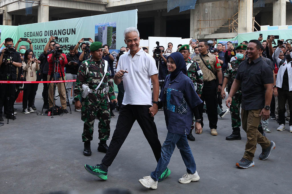 Mahfud MD datang lebih awal pada pukul 07.07 WIB, disusul kemudian Ganjar Pranowo yang datang bersama istri Siti Atikoh. Pemandangan menarik saat keduanya datang, Manfud yang datang mengenakan batik melenggang seorang diri, tampak berbeda dengan Ganjar yang mengenakan kaos Polo warna putih datang sambil menggandeng sang istri yang mengenakan kemeja warna biru gelap.