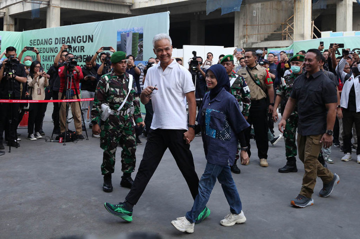 Mahfud MD datang lebih awal pada pukul 07.07 WIB, disusul kemudian Ganjar Pranowo yang datang bersama istri Siti Atikoh. Pemandangan menarik saat keduanya datang, Manfud yang datang mengenakan batik melenggang seorang diri, tampak berbeda dengan Ganjar yang mengenakan kaos Polo warna putih datang sambil menggandeng sang istri yang mengenakan kemeja warna biru gelap.