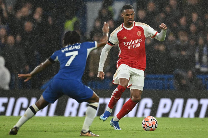 The Blues unggul terlebih dahulu pada menit ke-15 setelah sundulan Mudryk diblok oleh lengan William Saliba yang terulur.