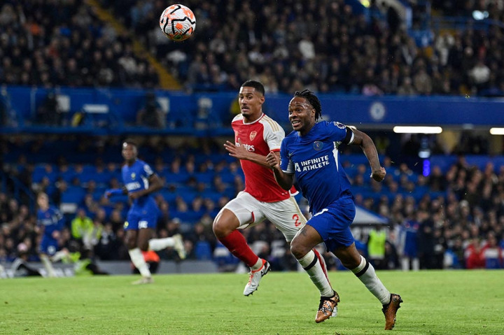 Arsenal melakukan kebangkitan menakjubkan dari ketinggalan dua gol ketika gol penyeimbang Leandro Trossard menyelamatkan hasil imbang dramatis 2-2 di Chelsea pada hari Sabtu, 21 Oktober 2023.