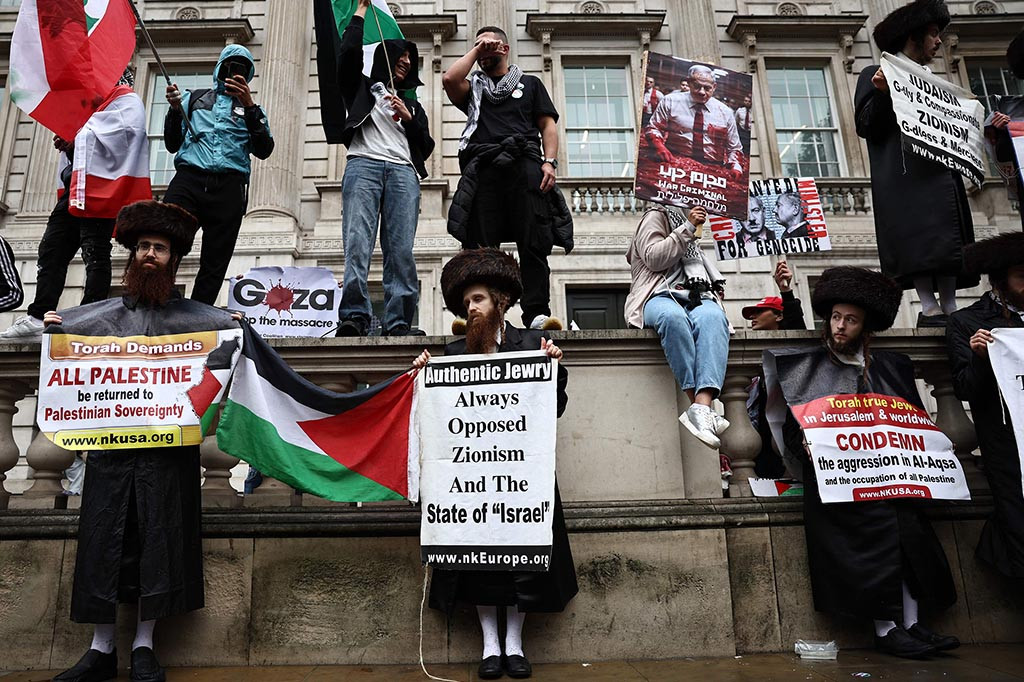 Pawai tersebut membuat lalu lintas di landmark Marble Arch terhenti, dan polisi mengatakan di X (sebelumnya Twitter) bahwa hampir 100.000 orang hadir. Itu bubar secara damai di dekat Downing Street.