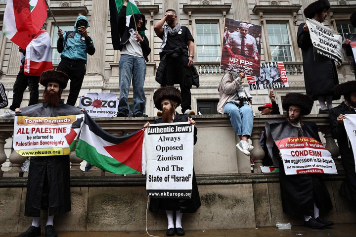 Pawai tersebut membuat lalu lintas di landmark Marble Arch terhenti, dan polisi mengatakan di X (sebelumnya Twitter) bahwa hampir 100.000 orang hadir. Itu bubar secara damai di dekat Downing Street.
