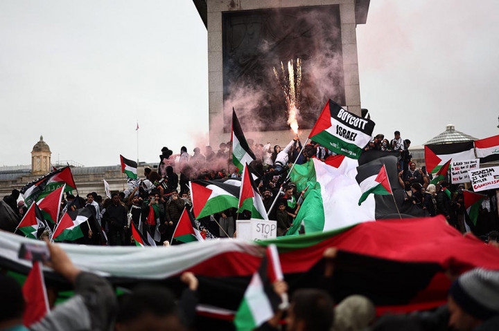 Militan Hamas menyerbu masuk ke Israel dari Jalur Gaza pada tanggal 7 Oktober, dan menewaskan sedikitnya 1.400 orang, sebagian besar warga sipil yang ditembak, dimutilasi atau dibakar sampai mati pada hari pertama serangan tersebut, menurut para pejabat Israel.