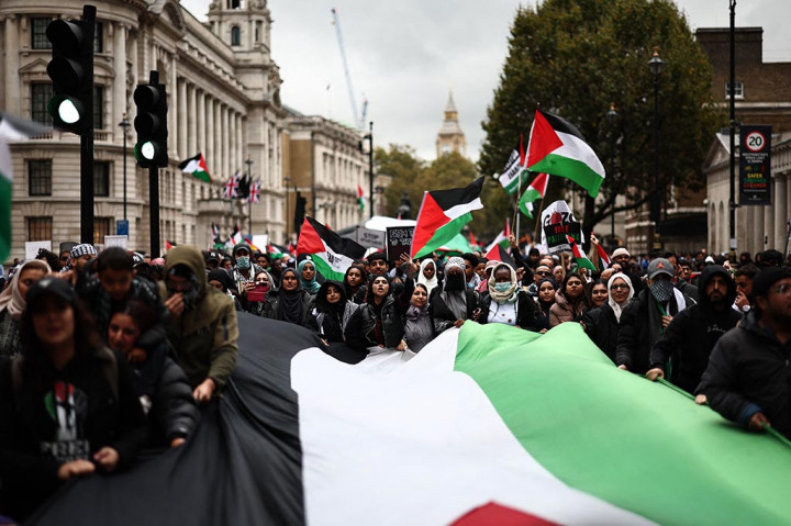 Polisi di London mengatakan hampir 100.000 orang melakukan unjuk rasa di ibu kota pada hari Sabtu, 21 Oktober 2023 dalam sebuah acara yang diselenggarakan oleh kelompok pro-Palestina yang menyerukan 'diakhirinya perang di Gaza'.