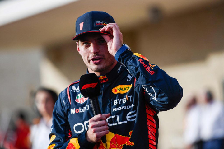 Verstappen mengakui dia harus bertahan dari tantangan nyata dari Leclerc di tikungan pertama di mana pembalap Monegasque itu mencoba mencari jalan masuk dari dalam dan kemudian ketika Hamilton berusaha mempertahankan kontak dekat di lap pembuka.