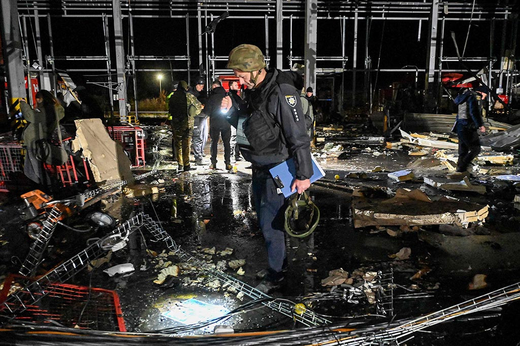 Serangan rudal Rusia menewaskan sedikitnya enam pekerja pos dan melukai 16 lainnya pada hari Sabtu, 21 Oktober 2023, ketika serangan tersebut menghantam sebuah depot surat di wilayah Kharkiv di timur laut Ukraina, kata para pejabat.