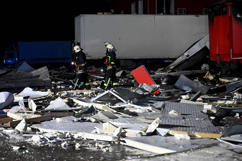 “Keenam orang yang tewas dan 14 orang terluka akibat serangan penjajah adalah karyawan perusahaan yang berada di dalam terminal Nova Poshta,” kata gubernur wilayah Kharkiv Oleg Sinegubov.