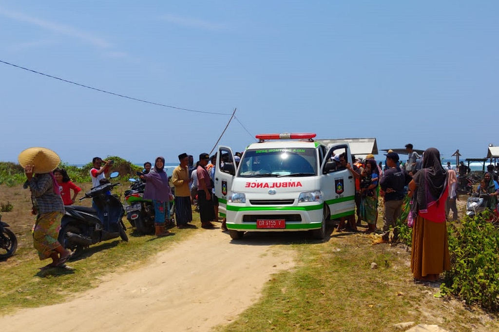 Selanjutnya tim SAR gabungan mengevakuasi korban dan dibawa menuju Rumah Sakit Bhayangkara, Mataram menggunakan mobil ambulans.