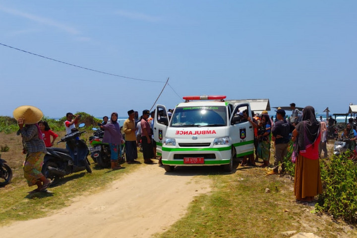 Selanjutnya tim SAR gabungan mengevakuasi korban dan dibawa menuju Rumah Sakit Bhayangkara, Mataram menggunakan mobil ambulans.