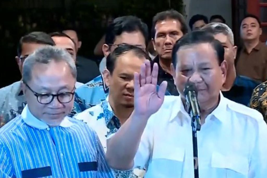 Ketua Umum Partai Gerindra sekaligus bakal calon presiden (capres) Prabowo Subianto mengumumkan Gibran Rakabuming Raka, putra sulung Presiden Joko Widodo sekaligus Wali Kota Surakarta, sebagai bakal calon wakil presiden (cawapres) dari Koalisi Indonesia Maju untuk Pilpres 2024.