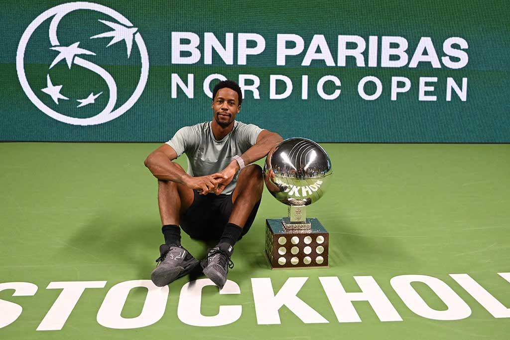 Petenis veteran Prancis Gael Monfils menaklukkan petenis kualifikasi asal Rusia Pavel Kotov, untuk memenangi gelar ATP ke-12 sepanjang kariernya sekaligus gelar pertamanya musim ini di Stockholm, Minggu, 22 Oktober 2023 setempat.