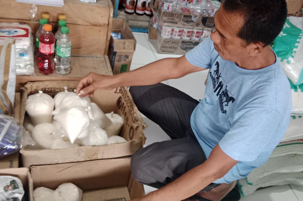 Warga di kawasan Provinsi Aceh kini semakin resah. Pasalnya belum pulih dari kenaikan harga beras yang luar biasa, kini dihantui lagi oleh meroketnya harga gula pasir.