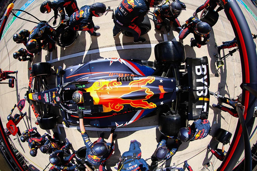 Dikutip dari laman resmi F1, Senin, Verstappen memulai balapan dari posisi keenam dan mampu keluar sebagai pemenang dengan torehan waktu 1:35:21:362. Posisi kedua dan ketiga diisi oleh pembalap asal Inggris asal tim Mercedes yaitu Lewis Hamilton yang terpaut 2.225 detik serta pembalap Mclaren Lando Norris dengan berjarak waktu 10.730 detik.