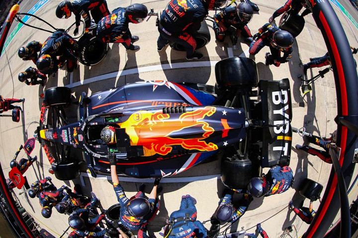 Dikutip dari laman resmi F1, Senin, Verstappen memulai balapan dari posisi keenam dan mampu keluar sebagai pemenang dengan torehan waktu 1:35:21:362. Posisi kedua dan ketiga diisi oleh pembalap asal Inggris asal tim Mercedes yaitu Lewis Hamilton yang terpaut 2.225 detik serta pembalap Mclaren Lando Norris dengan berjarak waktu 10.730 detik.