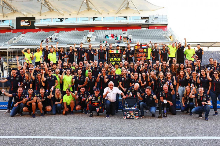 Hingga balapan usai, Verstappen dengan nyaman mampu mempertahankan posisi pertama, sementara tempat kedua dihuni oleh Hamilton dan peringkat ketiga diamakan Norris.