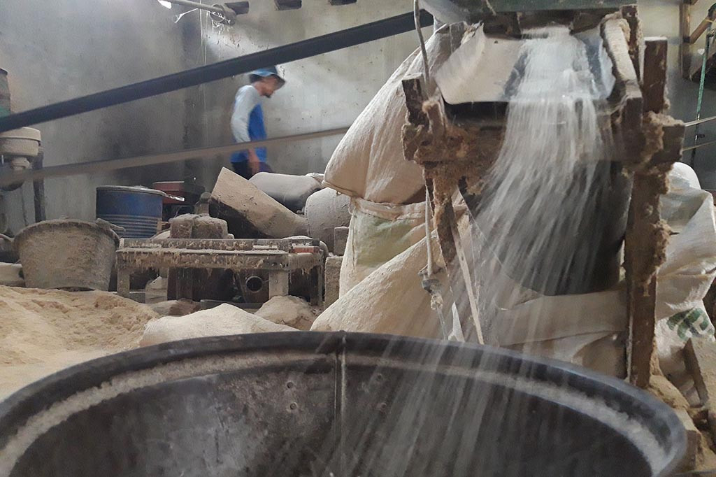 Wardi menjelaskan proses menjemur gabah butuh waktu selama 3 hari. Selanjutnya, ia menggiling sebagian gabah tersebut. Berasnya dijual juga untuk kebutuhan makan selama sebulan. Adapun sisa gabah disimpan di
lumbung untuk cadangan pangan.