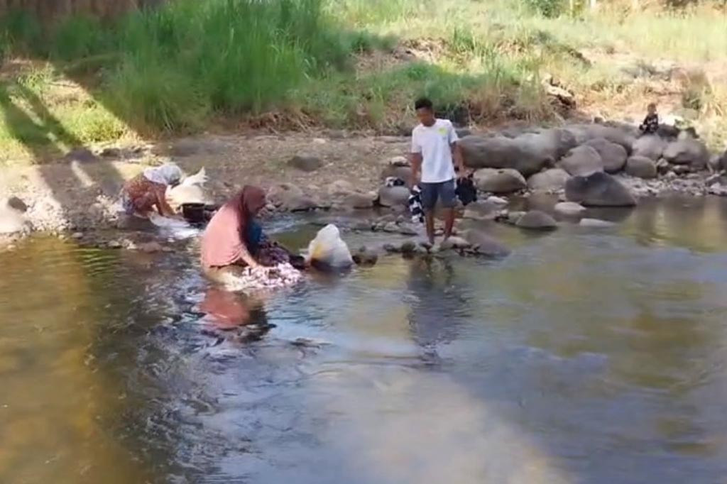 Seperti yang dilakukan warga di Desa Gareccing, Kecamatan Sinjai Selatan, Senin, 23 Oktober 2023. Dimana setiap harinya warga menuju sungai untuk mencuci, mandi dan juga mengambil air untuk kebutuhan air minum dan masak di rumah.