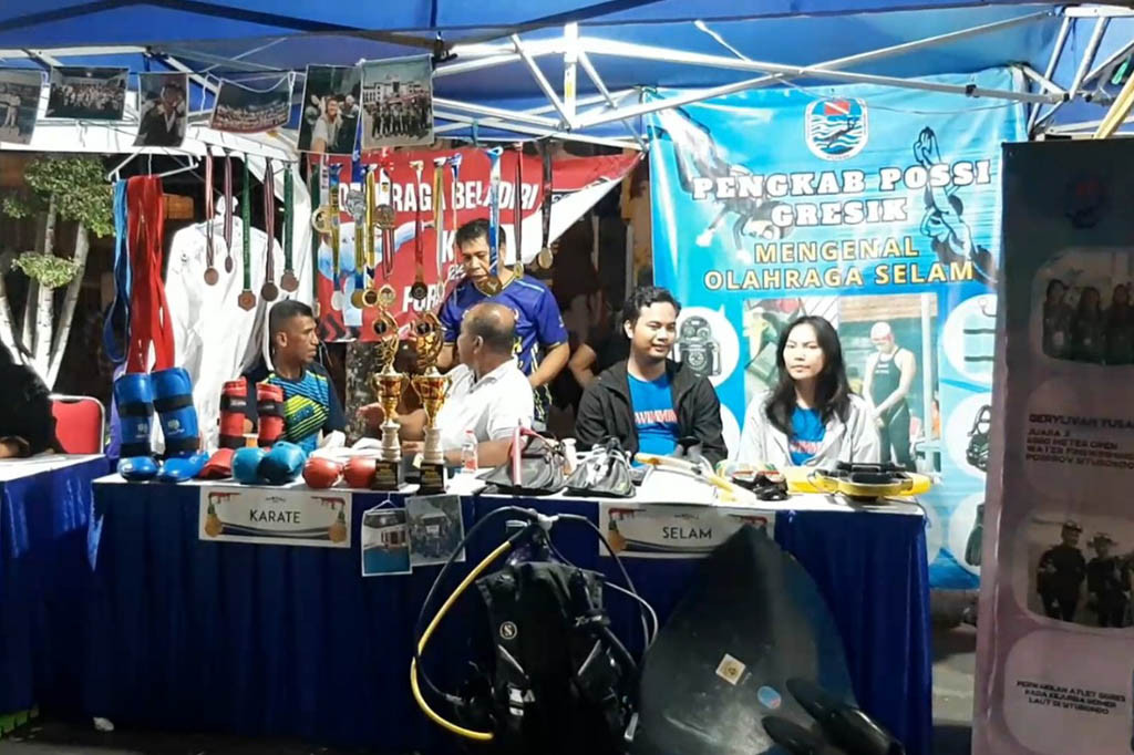 Masyarakat selain bisa melihat peralatan serta bertanya tentang cabang olahraga, juga bisa langsung ikut berlatih di lokasi pameran, seperti halnya kick boxing, panahan, dan juga catur. Anak-anak terlihat menikmati latihan dan permainan yang disediakan.