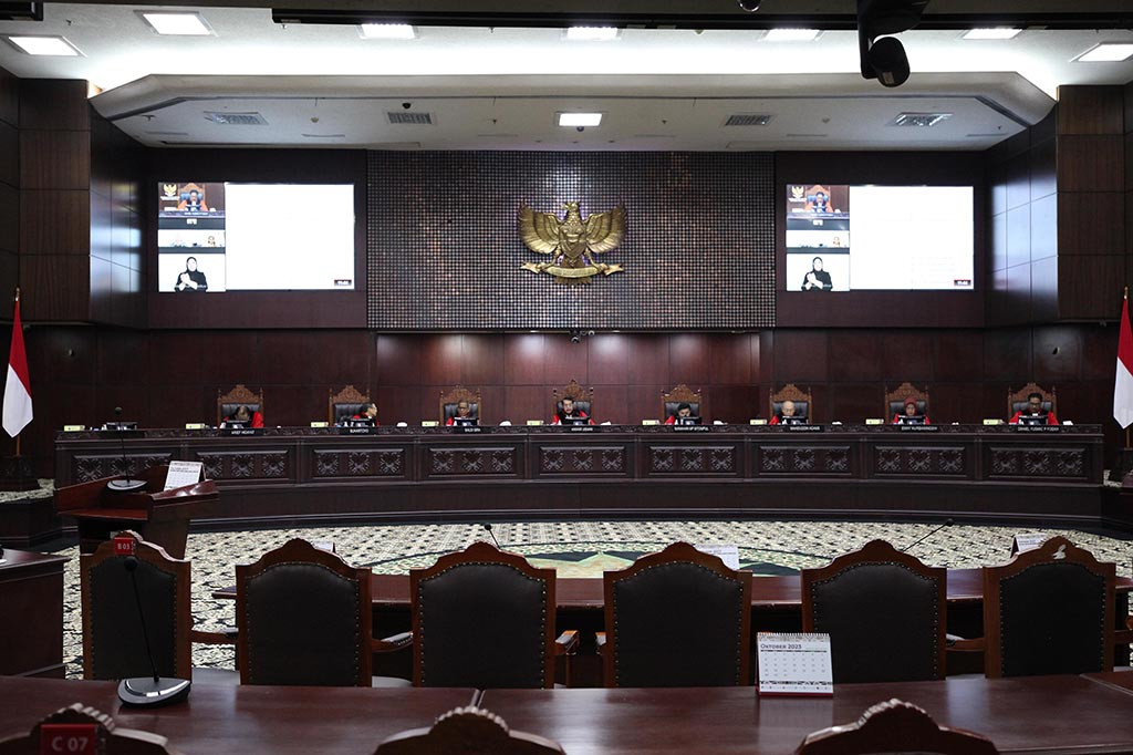 Ada tiga gugatan uji materi yang dilayangkan terhadap Pasal 169 Undang-Undang atau UU Nomor 7 Tahun 2017 tentang Pemilu terkait batas maksimal usia capres-cawapres. Adapun rincian perkara yang diputus perkara diputus hari ini, yakni perkara Nomor 102/PUU-XXI/2023, 104/PUU-XXI/2023, dan 107/PUU-XXI/2023.