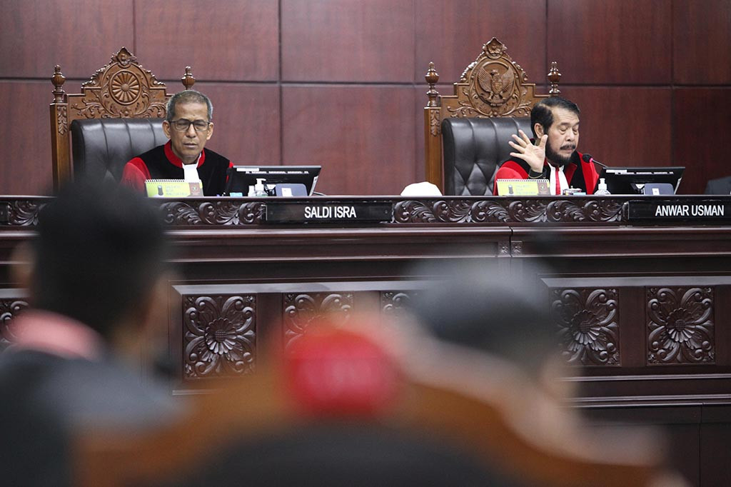 Mahkamah Konstitusi (MK) menolak gugatan batas usia maksimal calon presiden dan calon wakil presiden (capres-cawapres) yang diajukan oleh sejumlah pihak. Gugatan tersebut meminta agar batas usia maksimal diturunkan dari 70 tahun menjadi 65 tahun.