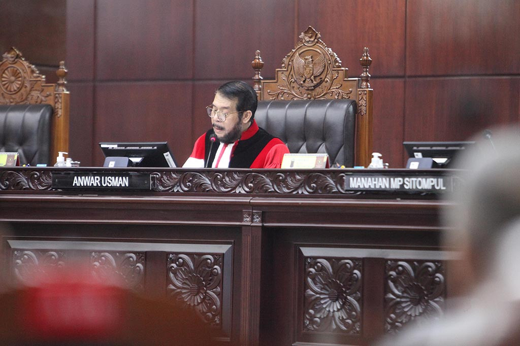 Gugatan terkait batas usia maksimal capres-cawapres ini diajukan sejumlah pihak, termasuk Almas Tsaqibbirru Syihab, Gulfino Guevarrato, dan Riko Andi Sinaga. Penggugat menilai batas usia maksimal 70 tahun terlalu tinggi dan tidak relevan dengan kondisi Indonesia saat ini.