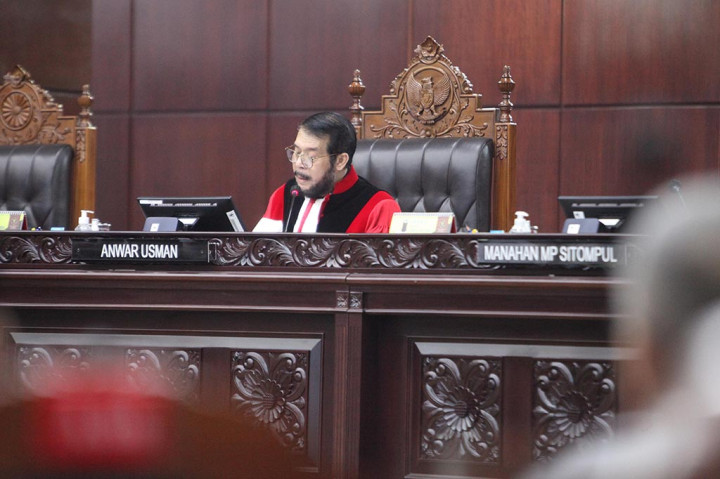 Gugatan terkait batas usia maksimal capres-cawapres ini diajukan sejumlah pihak, termasuk Almas Tsaqibbirru Syihab, Gulfino Guevarrato, dan Riko Andi Sinaga. Penggugat menilai batas usia maksimal 70 tahun terlalu tinggi dan tidak relevan dengan kondisi Indonesia saat ini.