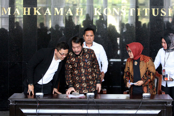 Hakim perempuan MK satu-satunya tersebut menyatakan bahwa pembentukan MKMK tersebut berdasarkan Pasal 27A Undang-Undang Nomor 7 Tahun 2020 tentang Perubahan Ketiga atas Undang-Undang Nomor 24 Tahun 2003 tentang Mahkamah Konstitusi.