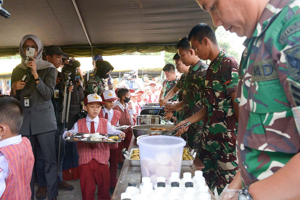 Tentara Nasional Indonesia semakin berkomitmen dalam menangani kasus tengkes di Tanah Air. Senin, 23 Oktober 2023, Komando Daerah Militer II Sriwijaya menggelar dapur masuk sekolah di SD Negeri 118 Palembang.