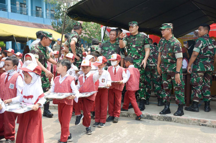 Pangdam II/Swj Mayjen TNI Yanuar Aidil mengatakan kegiatan dapur masuk sekolah ini dilaksanakan secara serentak di jajaran Kodam II/Sriwijaya di 5 Korem dan 32 Kodim dengan cara mendatangi secara langsung ke sekolah-sekolah.