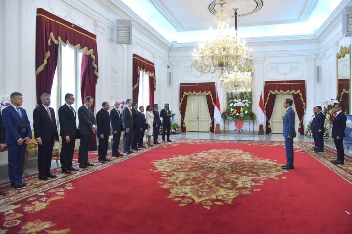 Presiden Joko Widodo menerima surat kepercayaan dari 12 duta besar luar biasa dan berkuasa penuh (LBBP) negara-negara sahabat. Penyerahan surat kepercayaan tersebut digelar di Ruang Kredensial, Istana Merdeka, Jakarta, Senin, 23 Oktober 2023.