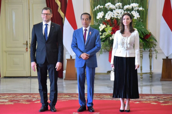 Turut mendampingi Presiden dalam kesempatan tersebut antara lain Sekretaris Kabinet Pramono Anung dan Wakil Menteri Luar Negeri Pahala Mansury.