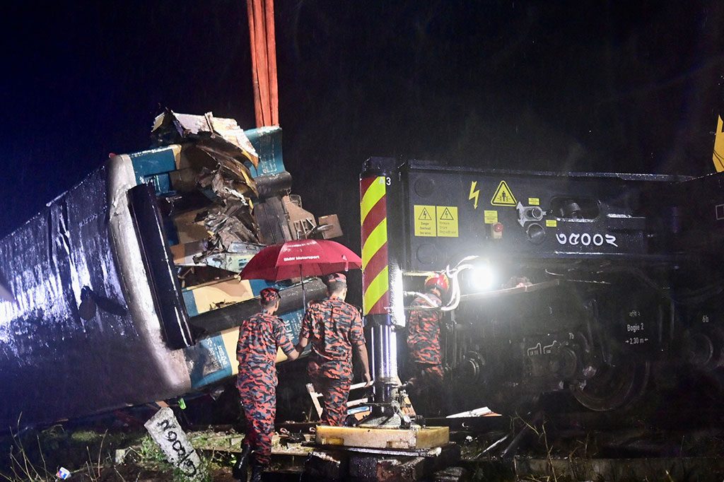 Petugas melakukan operasi penyelamatan setelah kereta penumpang bertabrakan dengan kereta barang di Bhairab, sekitar 85 km timur dari Dhaka, Bangladesh, Senin, 23 Oktober 2023.