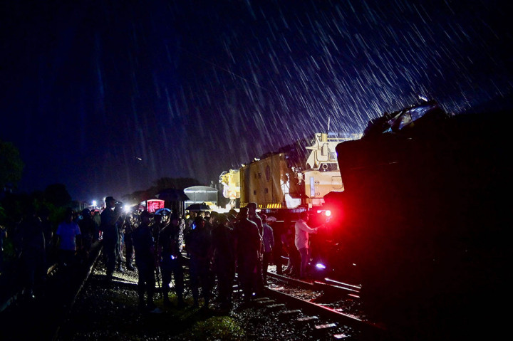 Sedikitnya 17 orang tewas dan 100 lainnya terluka setelah dua kereta bertabrakan di Bangladesh, Senin, 23 Oktober 2023. Para pejabat mengatakan mereka khawatir jumlah korban tewas akan bertambah.