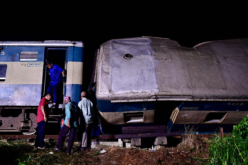 Kecelakaan terjadi di kota timur Bhairab, Bangladesh setelah sebuah kereta barang menabrak sebuah kereta penumpang yang melaju dari arah berlawanan, sehingga dua gerbong penumpang tergelincir.