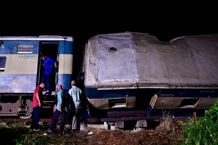 Kecelakaan terjadi di kota timur Bhairab, Bangladesh setelah sebuah kereta barang menabrak sebuah kereta penumpang yang melaju dari arah berlawanan, sehingga dua gerbong penumpang tergelincir.