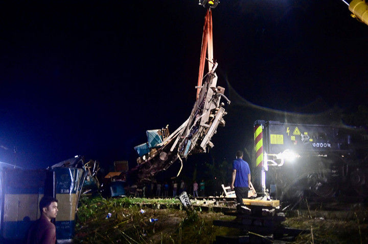 “Kami telah menemukan 17 jenazah. Lebih dari 100 orang terluka,” Sadiqur Rahman, seorang administrator pemerintah di Bhairab mengatakan kepada AFP, yang terletak sekitar 60 kilometer (38 mil) timur laut ibu kota Dhaka.