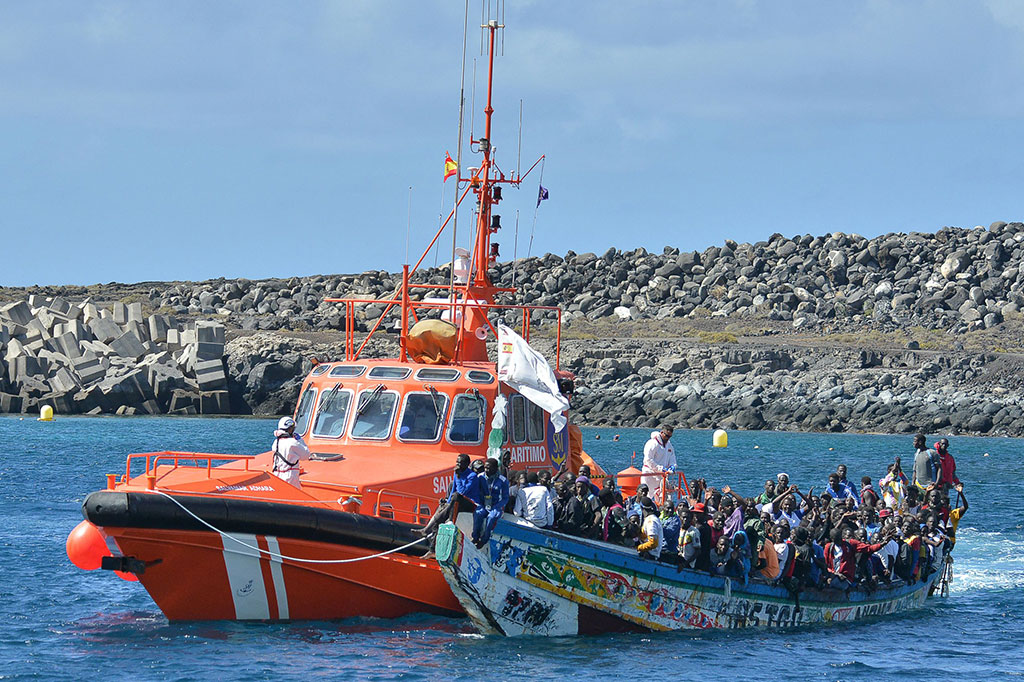 Juru bicara layanan darurat mengatakan semua pendatang berasal dari Afrika sub-Sahara. “Pada Sabtu (21/10), 321 orang mencapai Pulau El Hierro dengan menggunakan satu kapal,” kata jubir dalam sebuah pernyataan di akun X, sebelumnya dikenal Twitter.