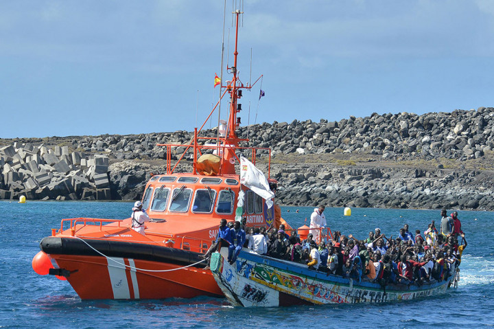 Juru bicara layanan darurat mengatakan semua pendatang berasal dari Afrika sub-Sahara. “Pada Sabtu (21/10), 321 orang mencapai Pulau El Hierro dengan menggunakan satu kapal,” kata jubir dalam sebuah pernyataan di akun X, sebelumnya dikenal Twitter.