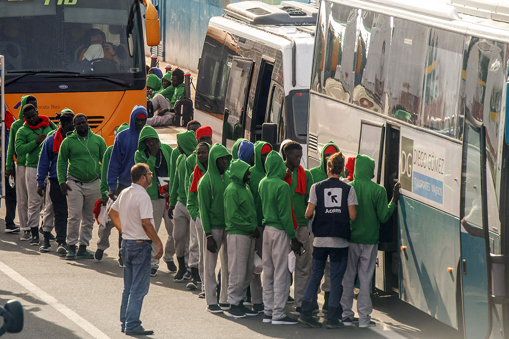 Namun, banyak kapal yang hampir tidak layak berlayar belum berhasil mencapai pantai karena ribuan migran mempertaruhkan nyawa mereka dalam penyeberangan yang panjang dan berbahaya dari Maroko atau Sahara Barat, yang berjarak 100 kilometer (60 mil). Yang lain bahkan mencoba rute yang lebih berisiko dari Mauritania, Senegal, dan Gambia, yang berjarak sekitar 1.000 km.