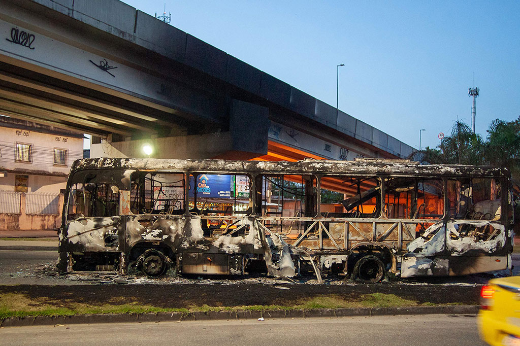 Gambar sebuah bus yang dibakar oleh tersangka anggota milisi paramiliter, di stasiun Notre Dame di Rio de Janeiro, Brasil, Senin, 23 Oktober 2023 waktu setempat.