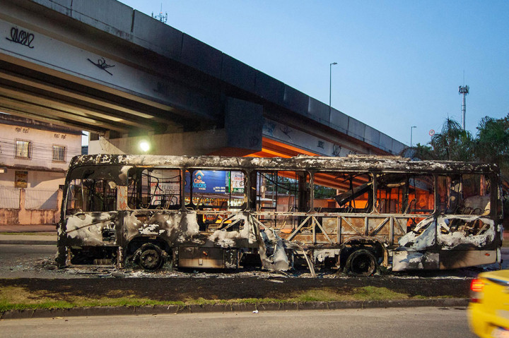 Gambar sebuah bus yang dibakar oleh tersangka anggota milisi paramiliter, di stasiun Notre Dame di Rio de Janeiro, Brasil, Senin, 23 Oktober 2023 waktu setempat.