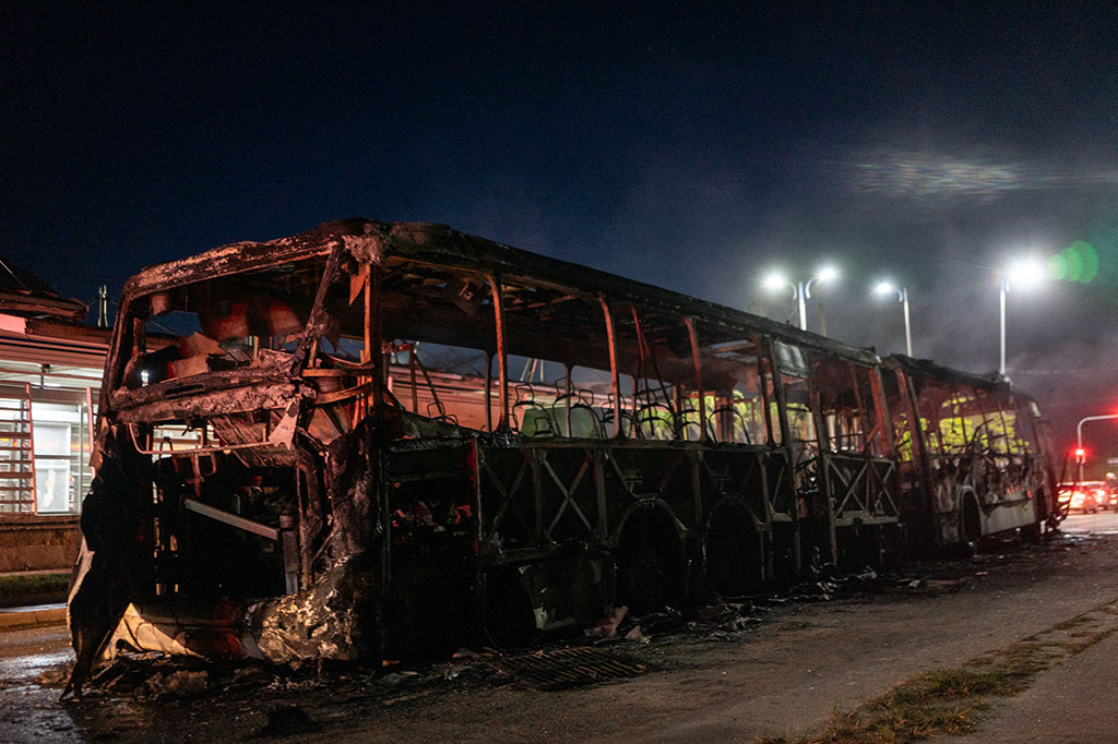 Tersangka anggota milisi paramiliter membakar 35 bus di Rio de Janeiro, Senin, 23 Oktober 2023 waktu setempat, setelah salah satu pemimpin mereka terbunuh dalam operasi polisi.
