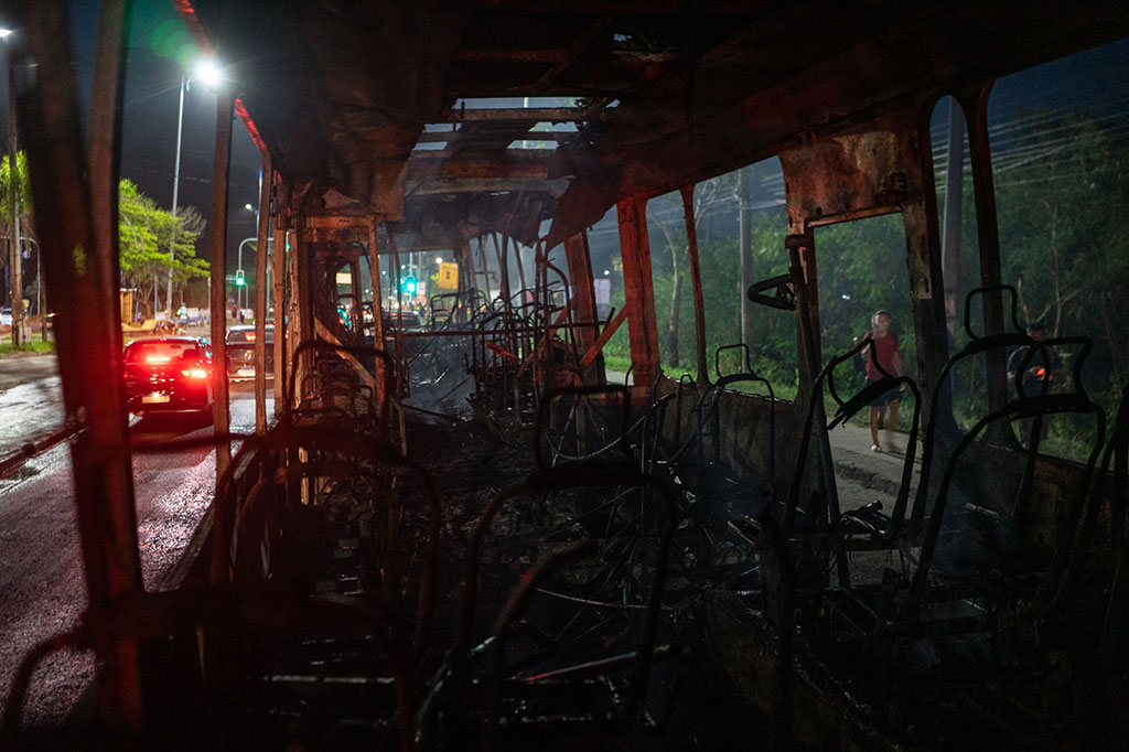 Dalam sebuah postingan di X, sebelumnya Twitter, Walikota Rio Eduardo Paes menyebut para anggota milisi sebagai idiot dan juga penjahat. “Anggota milisi di sisi barat membakar bus umum yang dibayar dengan uang rakyat untuk memprotes operasi polisi.
