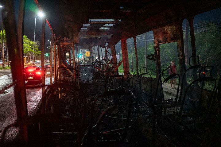 Dalam sebuah postingan di X, sebelumnya Twitter, Walikota Rio Eduardo Paes menyebut para anggota milisi sebagai idiot dan juga penjahat. “Anggota milisi di sisi barat membakar bus umum yang dibayar dengan uang rakyat untuk memprotes operasi polisi.
