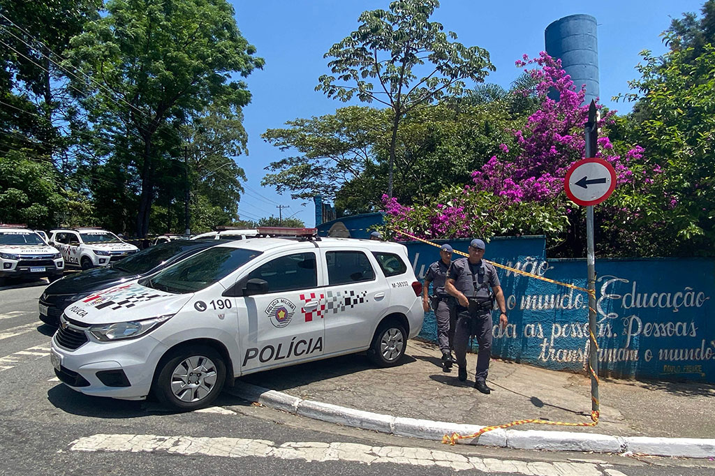Polisi berjaga-jaga di luar sekolah negeri Sapopemba menyusul penembakan di Sao Paulo, Brasil, Senin, 23 Oktober 2023 waktu setempat.